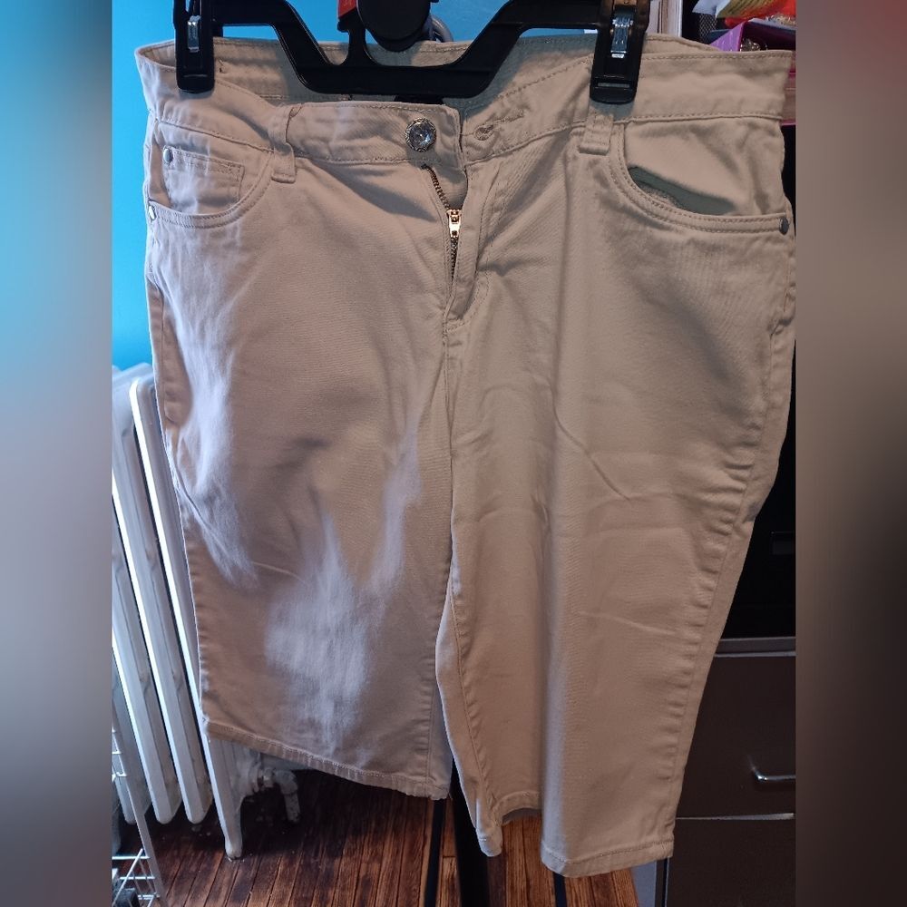 Baccini Women's 10 Beige Bermuda shorts Pre-owned
